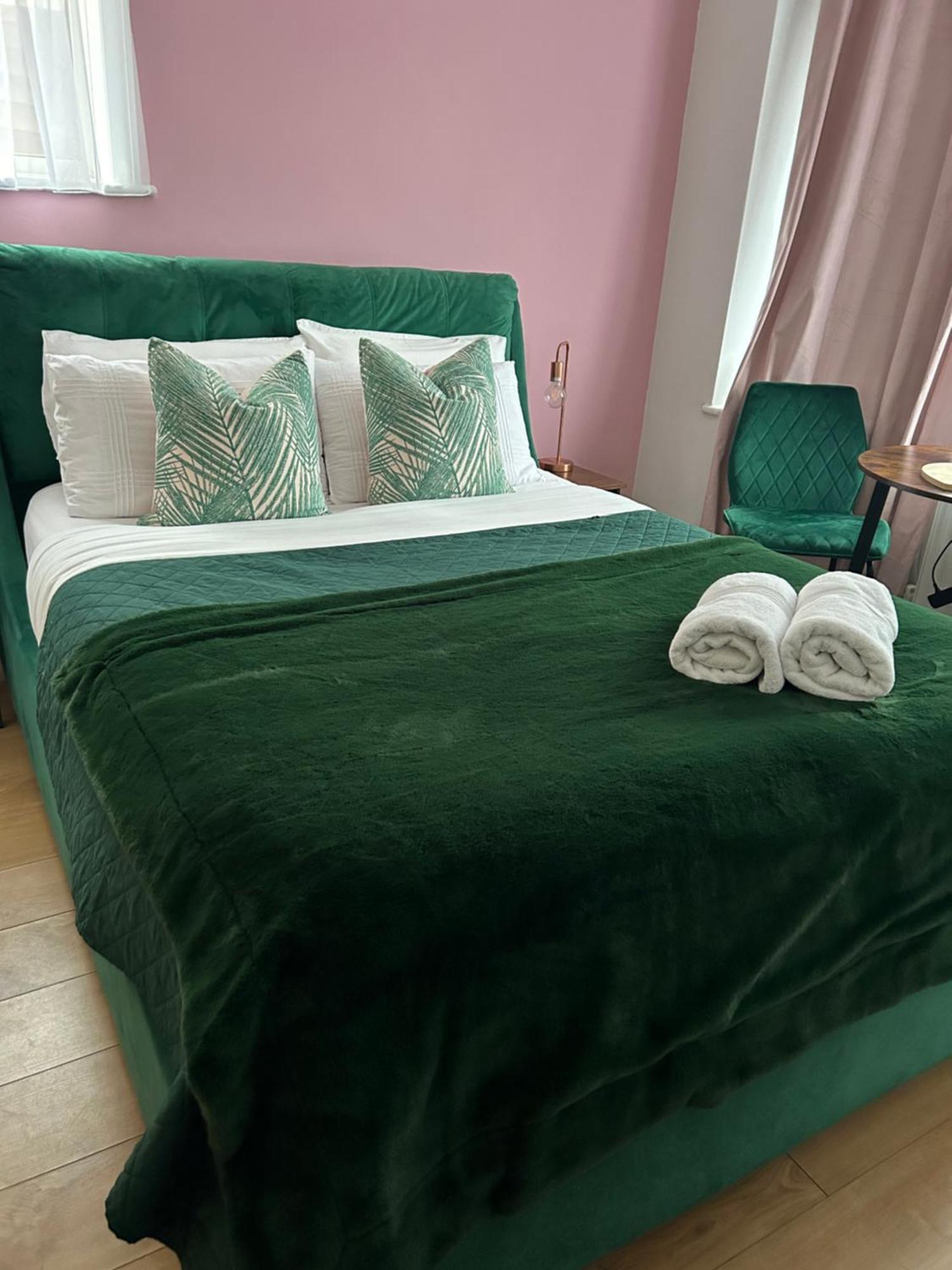 The Lily Pad Near Poole Dorset Self Contained Private Entrance And Free Parking Hotell Corfe Mullen Eksteriør bilde