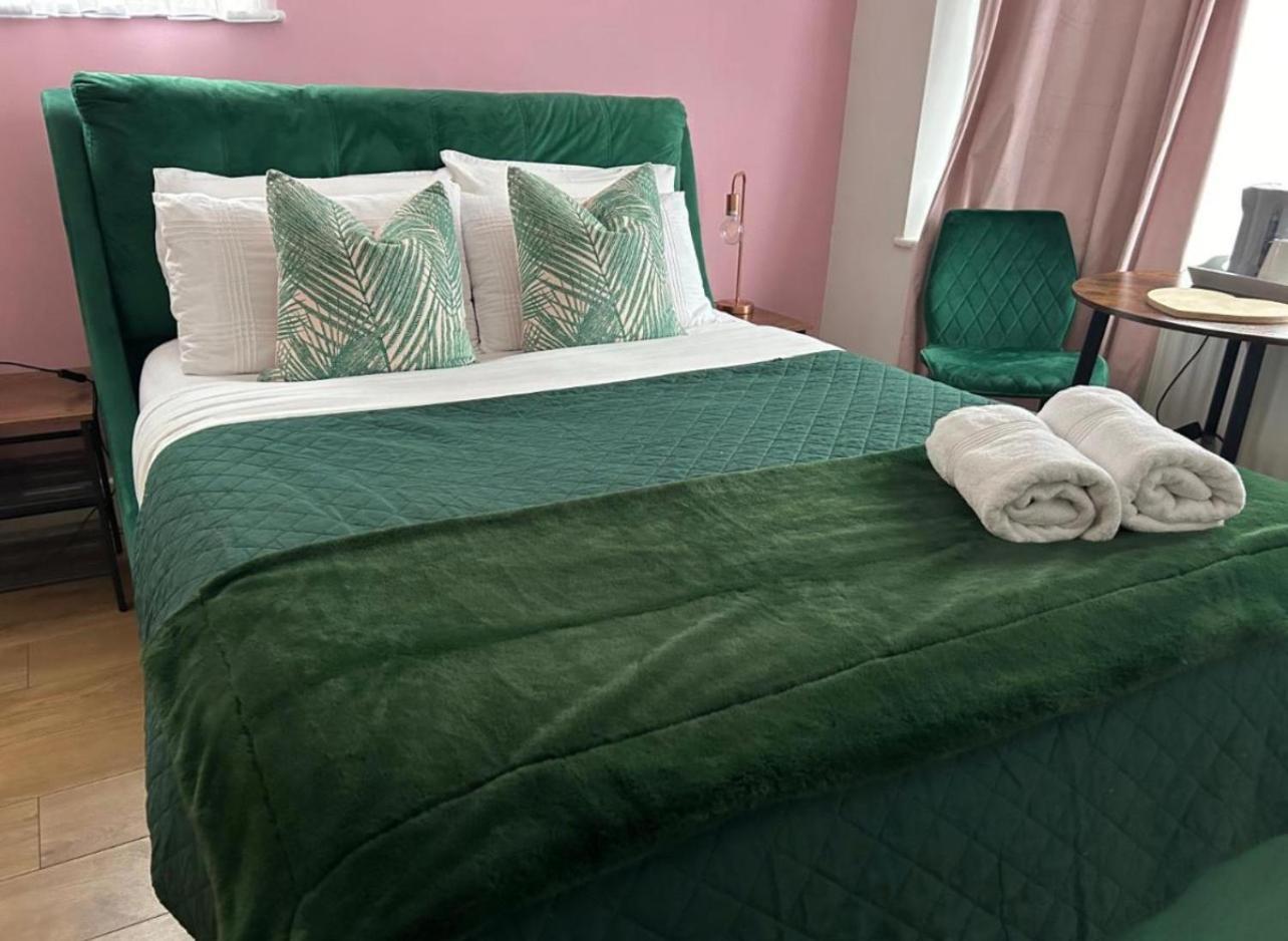 The Lily Pad Near Poole Dorset Self Contained Private Entrance And Free Parking Hotell Corfe Mullen Eksteriør bilde